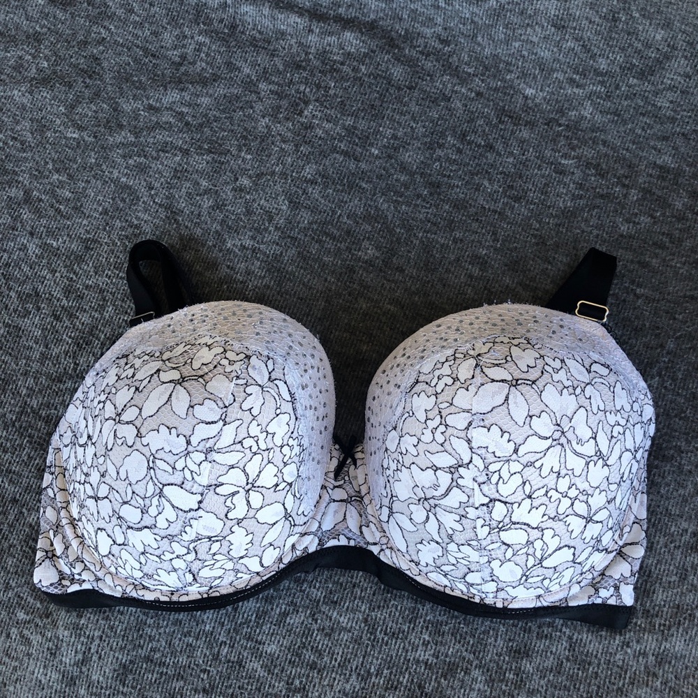 Victoria's Secret DREAM ANGELS Lined Demi White Floral Lace Bra with Black Trim